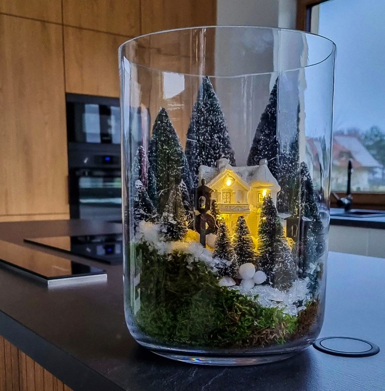 Staklena božićna bajka je lep minimalistički detalj u vašem domu za Novu Godinu